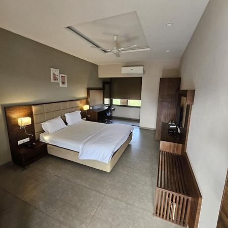 Club Azzurro Resort - Nalsarovar Nānodra Buitenkant foto